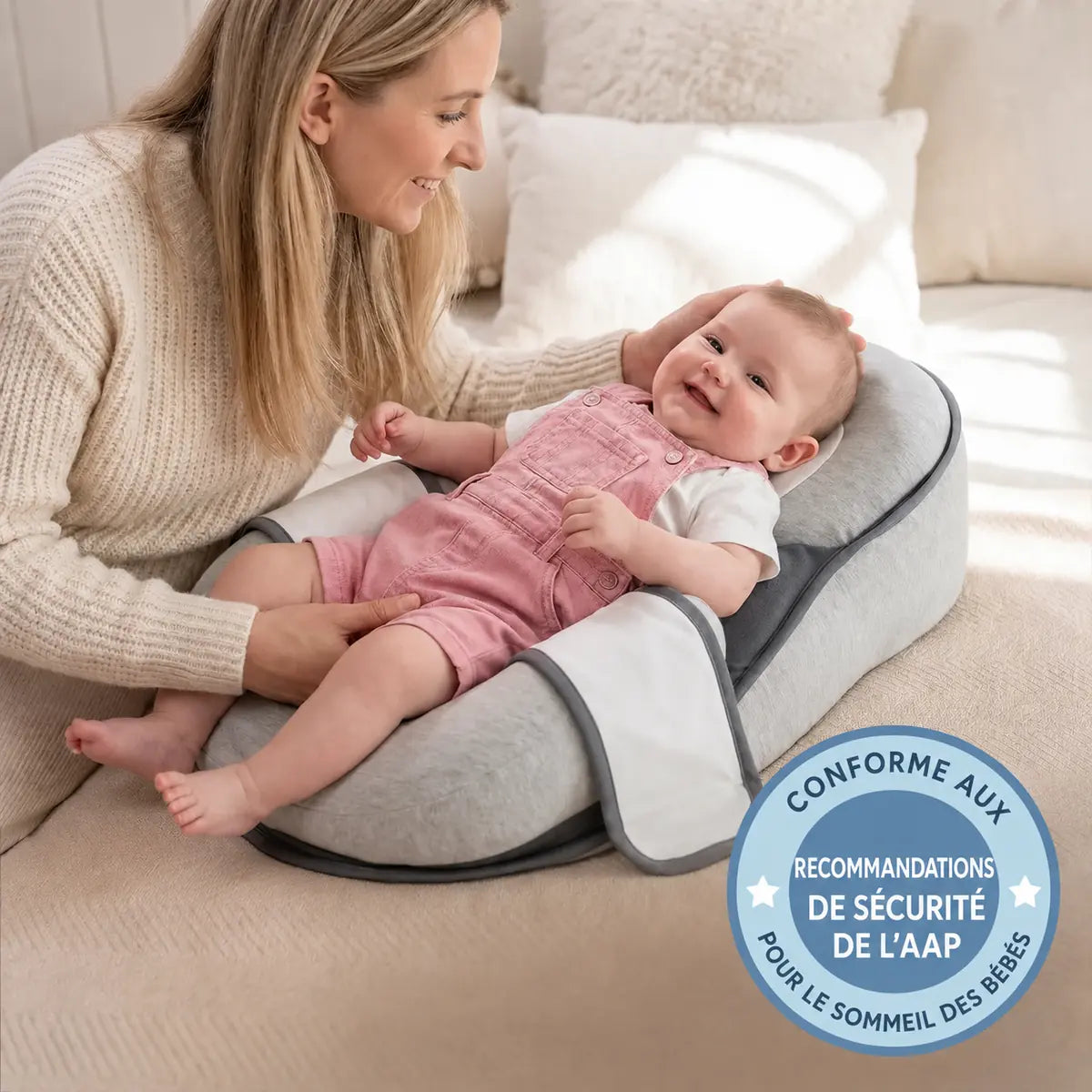 Visuel publicitaire du Cocon, maman et bébé souriant, badge de sécurité