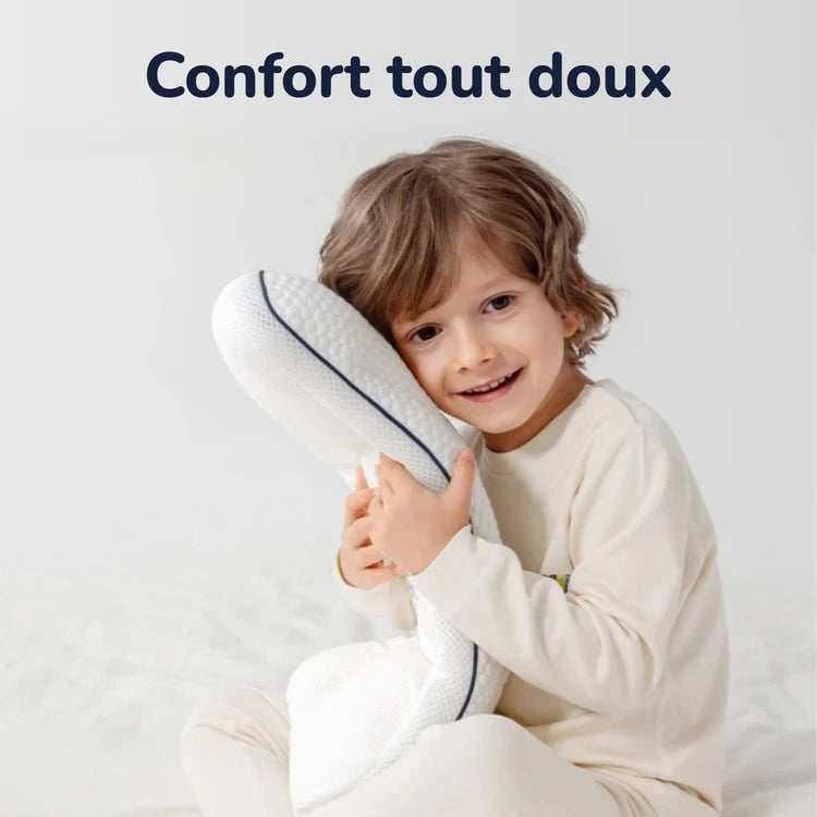 Enfant qui fait un câlin à son oreiller P’tite Nuit — confort tout doux